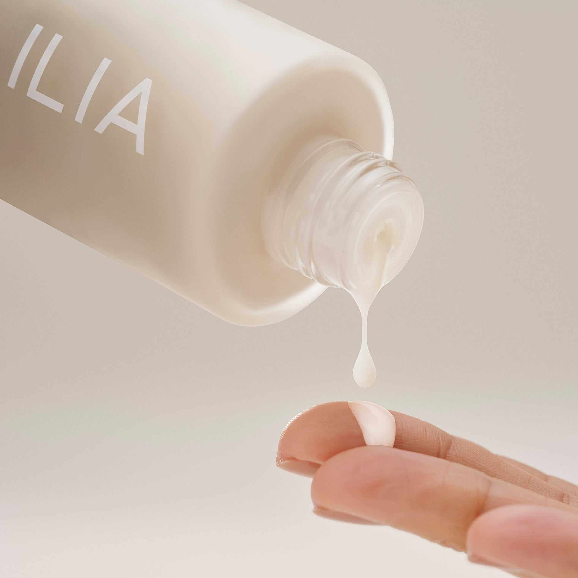 ILIA_FaceMilk__0000_101923_ILIA_BaseFaceMilkCampaign_02_MacroProductDripFinger_000942-AS_QC